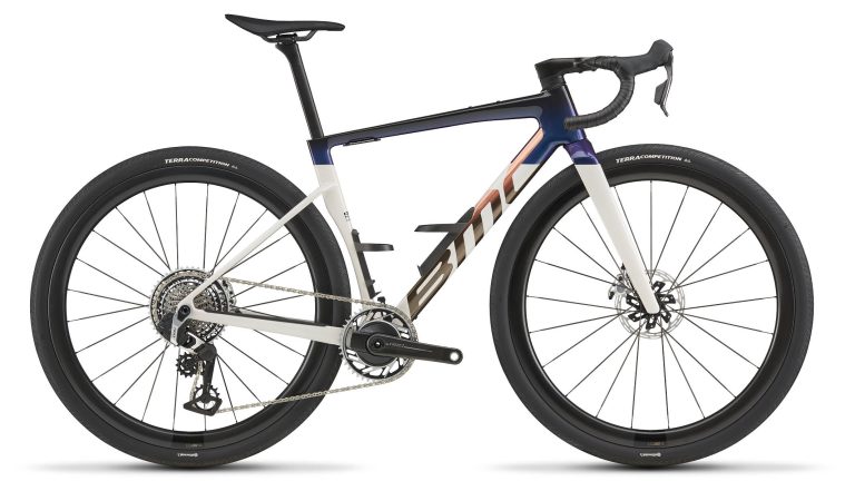 BMC Kaius 01 ONE, gravel de course à cadre carbone et cockpit monobloc, vue de profil