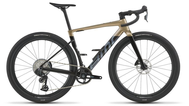 BMC Kaius 01 THREE 2027, gravel de course à cadre carbone noir, vue de profil
