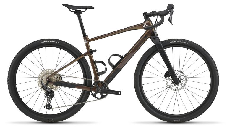 BMC URS 01 LT TWO, gravel carbone suspendu à transmission Shimano GRX, vue de profil