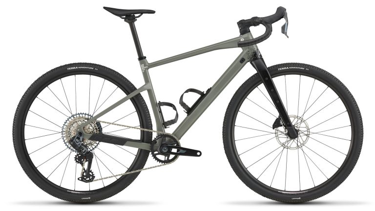 BMC URS ONE, gravel d’aventure carbone à pneus larges, vue de profil