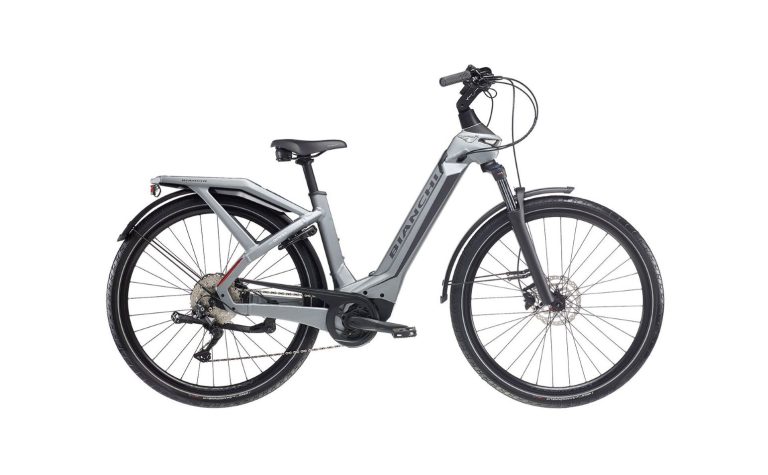 Bianchi E-Omnia C-Type, vélo de trekking électrique à porte-bagage intégré, vue de profil