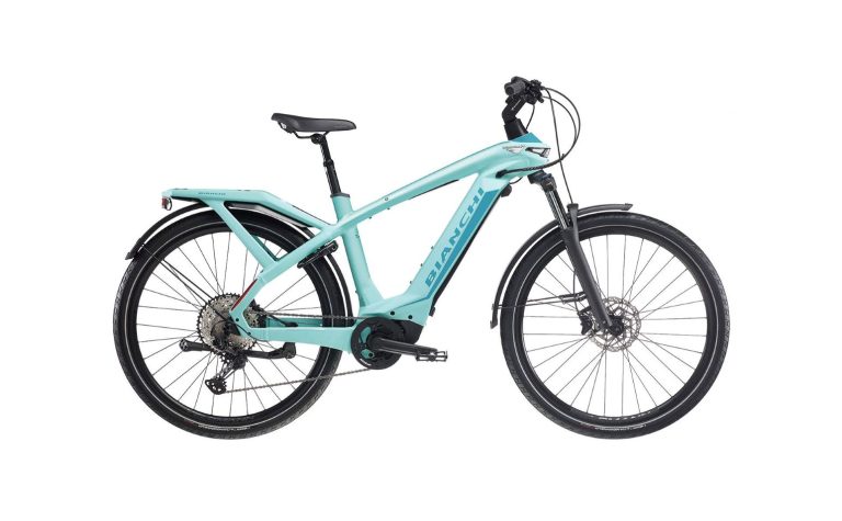 Bianchi E-Omnia T-Type, vélo de randonnée électrique à moteur central, vue de profil