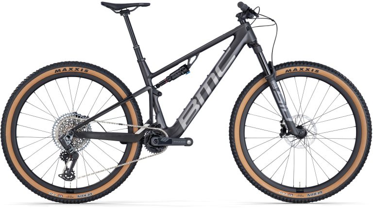 BMC Fourstroke AMP LT ONE 2026, VTT électrique tout-suspendu carbone à moteur TQ, vue de profil