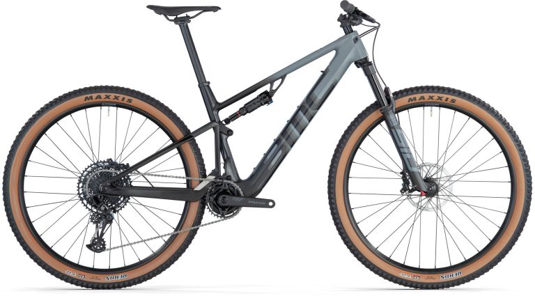 BMC Fourstroke AMP LT THREE 2025, VTT électrique léger à cadre carbone, vue de profil côté transmission