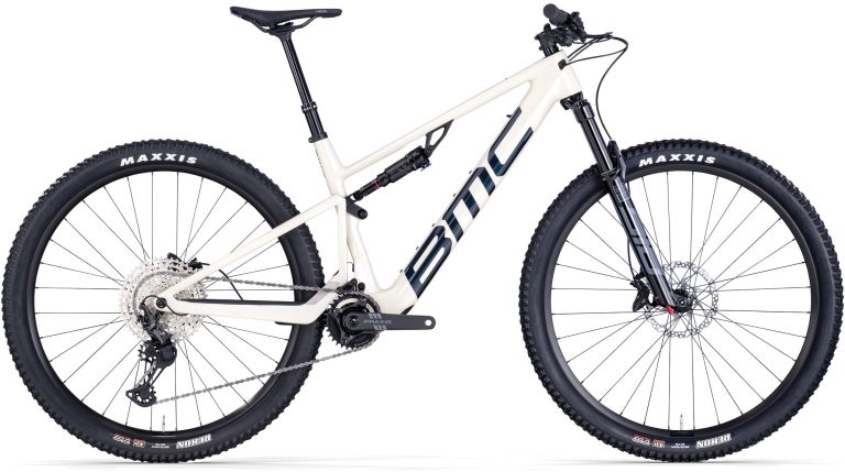 BMC Fourstroke AMP LT TWO 2026, VTT électrique tout-suspendu carbone en Shimano XT, vue de profil