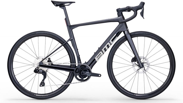 BMC Roadmachine 01 AMP ONE 2027, vélo de route électrique carbone en Shimano 105 Di2, vue de profil