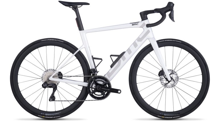 BMC Teammachine 01 AMP TWO, vélo de route assisté à roues carbone, vue de profil