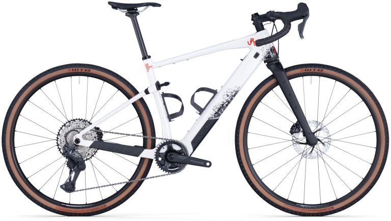 BMC URS AMP ONE 2026, gravel électrique carbone blanc à moteur TQ et fourche suspendue