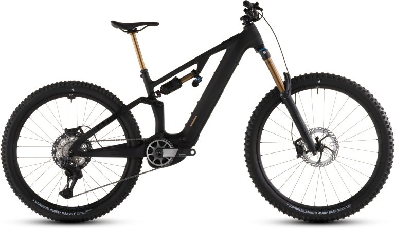 Cube AMS Hybrid 177 C:62 AT 600X 2026, VTT électrique tout suspendu en carbone, vue de profil