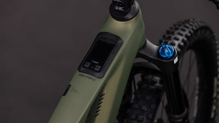 Cube AMS Hybrid 177 C:62 TM 600X 2026, VTT électrique tout-suspendu carbone, vue de profil