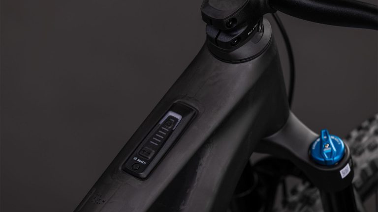 Cube AMS Hybrid ONE44 C:62 Pro 2026 noir, VTT électrique tout-suspendu carbone, vue de profil
