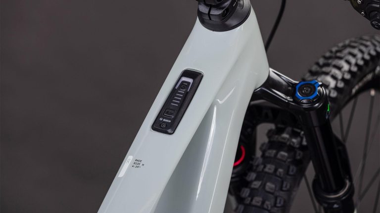 Cube AMS Hybrid ONE44 C:62 Race 2026 beige, VTT électrique tout-suspendu carbone, vue de profil