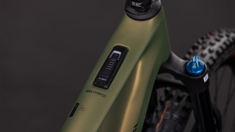 Cube AMS Hybrid ONE44 C:68X TM 2026 vert, VTT électrique tout-suspendu carbone, vue de profil