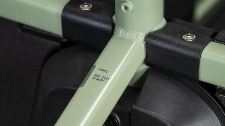 Cube Cargo Hybrid 800 2026, vélo cargo biporteur électrique à caisse avant, vue de profil