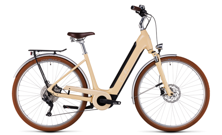 Cube Ella Ride Hybrid 500 2024 coloris miel et blanc, vélo de ville électrique à cadre bas, vue de profil
