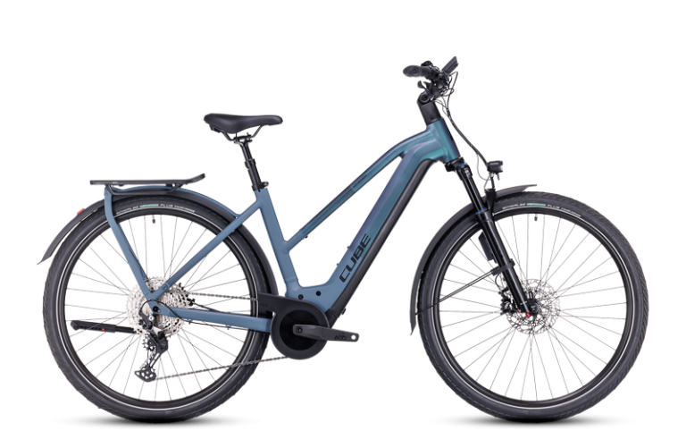 Cube Kathmandu Hybrid ABS 750 2024 à cadre Trapeze, vélo de trekking électrique avec porte-bagages intégré, coloris smaragdgrey´n´blue, vue de profil