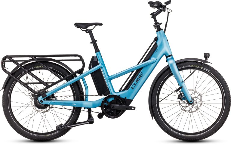 Cube Longtail Hybrid 1350 WH 2025, vélo cargo longtail électrique bleu, porte-bagages arrière allongé, vue de profil