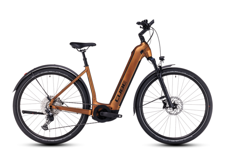 Cube Nuride Hybrid EXC 750 Allroad 2024, vélo de trekking électrique à cadre Easy Entry, coloris caramel´n´black, vue de profil