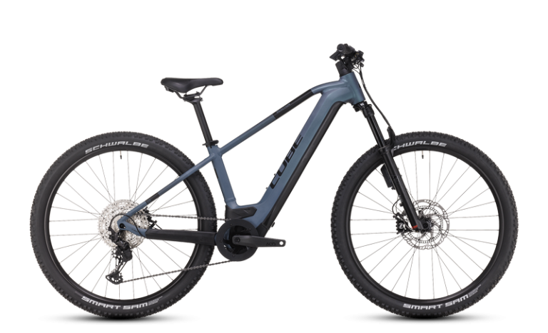 Cube Reaction Hybrid ABS 750 2024, VTT électrique semi-rigide à cadre haut, coloris smaragdgrey´n´blue, vue de profil