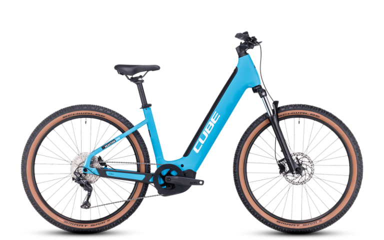 Cube Reaction Hybrid ONE 500 2024 à cadre Easy Entry, VTT électrique à enjambement bas, coloris skyblue´n´white, vue de profil