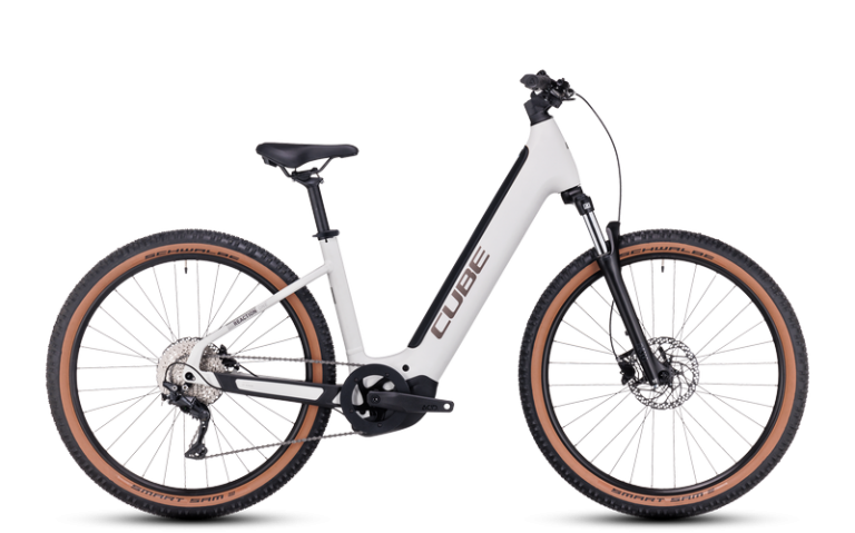Cube Reaction Hybrid ONE 750 2024 à cadre Easy Entry, VTT électrique semi-rigide, coloris lightgrey´n´rose, vue de profil