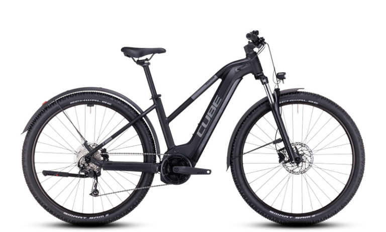 Cube Reaction Hybrid Performance 500 Allroad 2024, VTT électrique équipé à cadre Trapeze, coloris black´n´grey, vue de profil