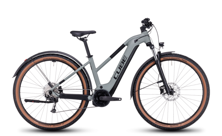 Cube Reaction Hybrid Performance 500 Allroad 2024 à cadre Trapeze, VTT électrique équipé, coloris swampgrey´n´black, vue de profil