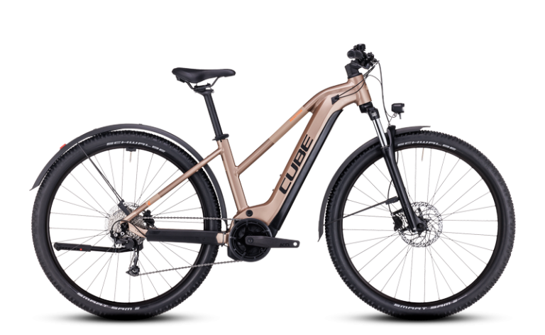 Cube Reaction Hybrid Performance 625 Allroad 2024, VTT électrique semi-rigide coloris metallicbrown´n´orange, vue de profil