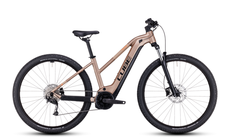 Cube Reaction Hybrid Performance 625 2024, VTT électrique à cadre Trapeze, coloris metallicbrown´n´orange, vue de profil