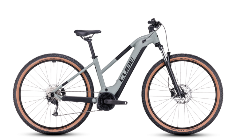 Cube Reaction Hybrid Performance 625 2024, VTT électrique semi-rigide à cadre Trapeze, coloris swampgrey´n´black, vue de profil