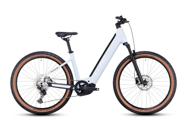 Cube Reaction Hybrid Pro 500 2024, VTT électrique à cadre Easy Entry et roues de 27,5 pouces, coloris flashwhite´n´black, vue de profil