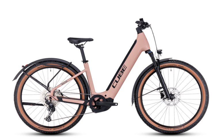 Cube Reaction Hybrid Pro 625 Allroad 2024, VTT électrique équipé à cadre Easy Entry, coloris blushrose´n´silver, vue de profil