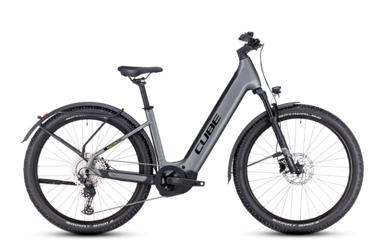 Cube Reaction Hybrid Pro 625 Allroad 2024, VTT électrique équipé à cadre Easy Entry, coloris flashgrey´n´green, vue de profil