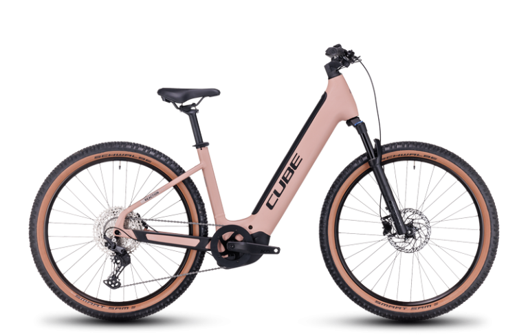 Cube Reaction Hybrid Pro 625 2024, VTT électrique à cadre Easy Entry, coloris blushrose´n´silver, vue de profil