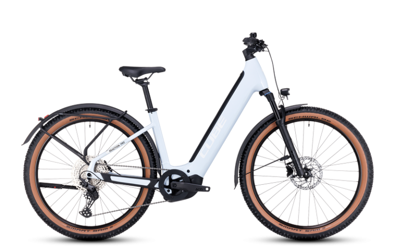 Cube Reaction Hybrid Pro 750 Allroad 2024, VTT électrique équipé à cadre ouvert, coloris flashwhite´n´black, vue de profil