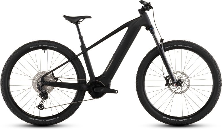 Cube Reaction Hybrid Pro 800 blackline 2026, VTT électrique semi-rigide noir, vue de profil