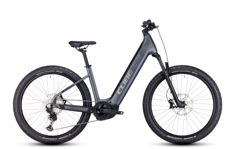 Cube Reaction Hybrid Race 625 2024 grey´n´metal, VTT électrique semi-rigide à cadre Easy Entry, vue de profil