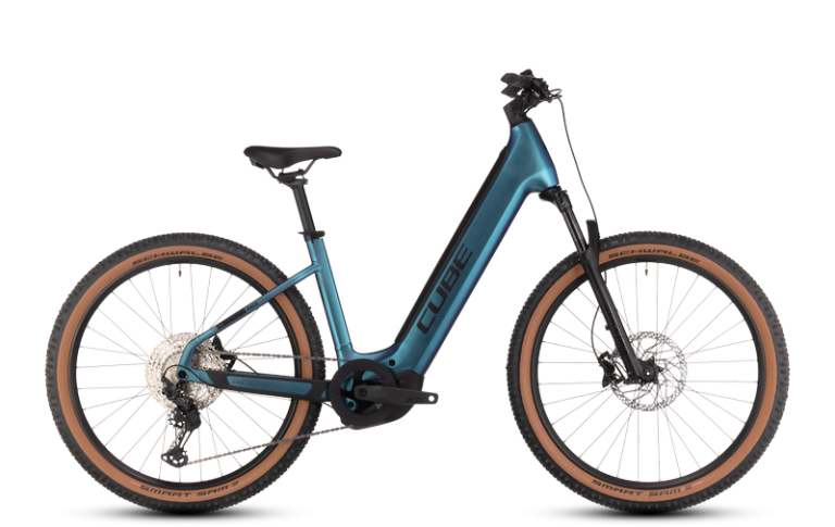 Cube Reaction Hybrid Race 625 2024 switchblue´n´black, VTT électrique semi-rigide à cadre Easy Entry, vue de profil