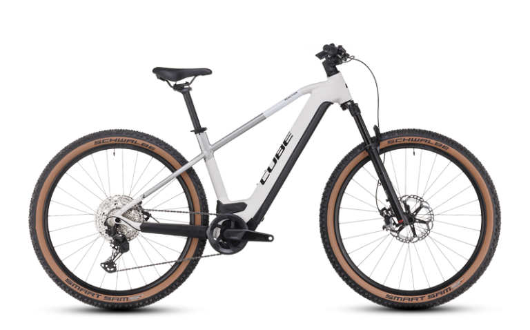Cube Reaction Hybrid SLT 750 2024, VTT électrique à fourche Fox 34, vue de profil