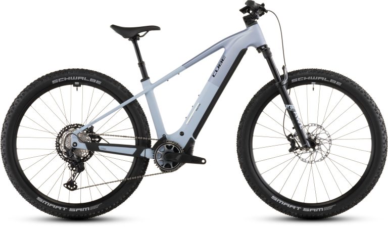 Cube Reaction Hybrid SLX 800 2026, VTT électrique à fourche Fox 34 et groupe Shimano XT, vue de profil