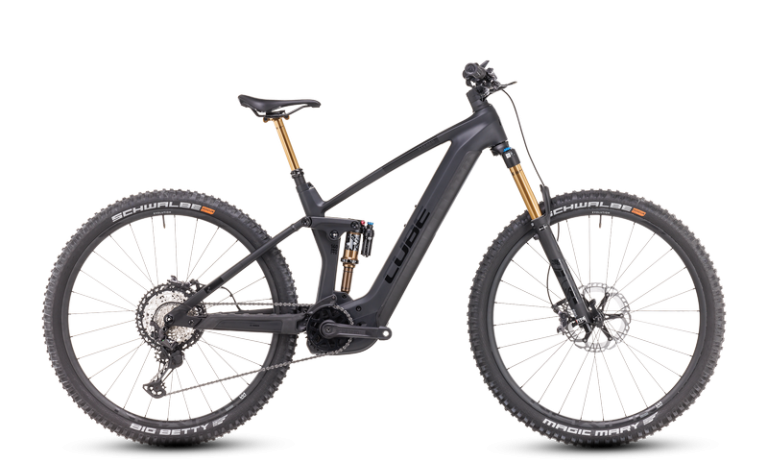Cube Stereo Hybrid 140 HPC Actionteam 750 2024, VTT électrique carbone coloris carbon´n´black, vue de profil