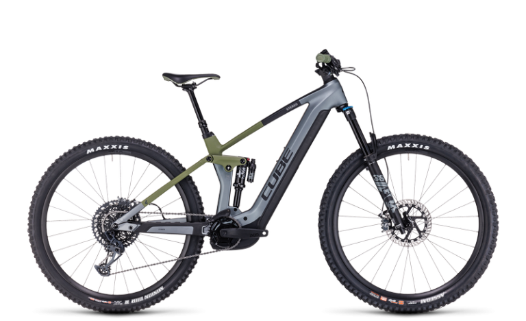 Cube Stereo Hybrid 140 HPC TM 750 2024, VTT électrique carbone coloris flashgrey´n´olive, vue de profil