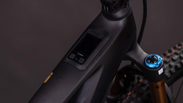 Cube Stereo Hybrid ONE44 HPC AT 800 2026, VTT électrique tout-suspendu carbone de trail, vue de profil