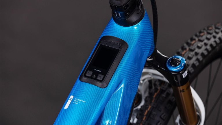 Cube Stereo Hybrid ONE44 HPC AT 800 actionteam 2026, VTT électrique tout-suspendu carbone, vue de profil