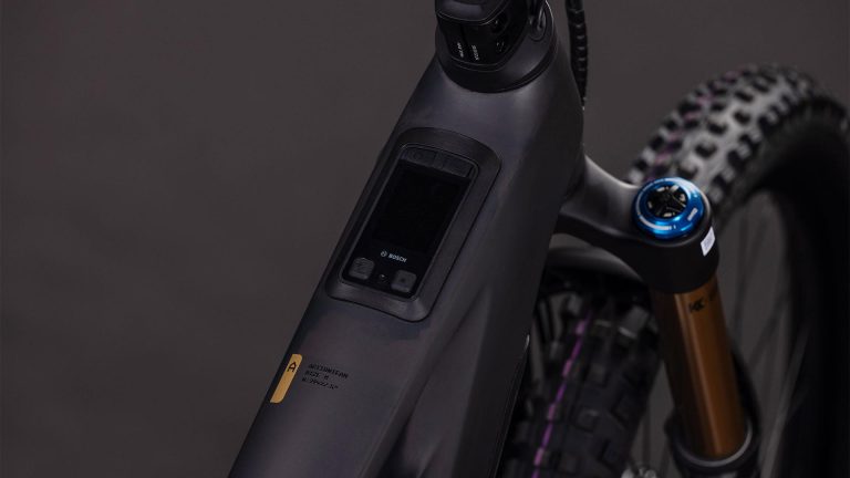 Cube Stereo Hybrid ONE77 HPC AT 800 2026, VTT électrique tout-suspendu d’enduro, vue de profil
