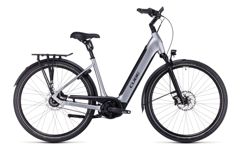 Cube Supreme Hybrid SLX 625 en coloris polarsilver´n´black, vélo de trekking électrique à courroie Gates, vue de profil