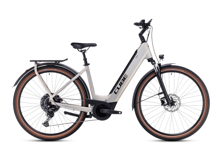 Cube Touring Hybrid Pro 625 2024, vélo de trekking électrique avec porte-bagages intégré, vue de profil