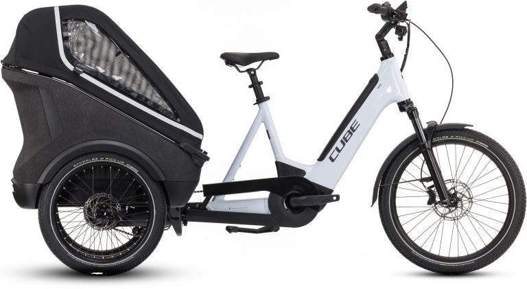 Cube Trike Hybrid Family 750 de 2025 en coloris flashwhite´n´reflex, triporteur électrique familial, vue de profil