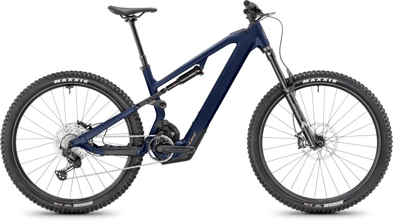 Moustache Game 150.6 Blue 2025, VTT électrique tout-suspendu enduro coloris Night Rider brillant, vue de profil