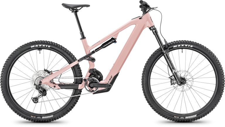 Moustache Game 150.6 Pink 2025, VTT électrique tout-suspendu enduro, vue de profil